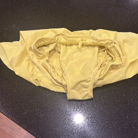 Lulu shorts size 8 - Picture 3 of 3